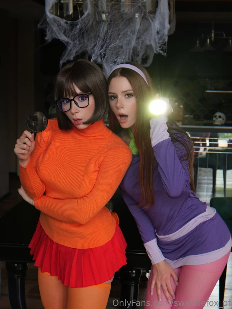 Косплей velma dinkley и daphne blake из scooby doo от sweetie fox и arina fox 1