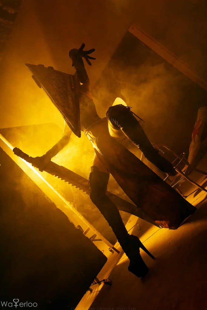 Косплей фем версии Pyramid Head из Silent Hill от Waterloo
