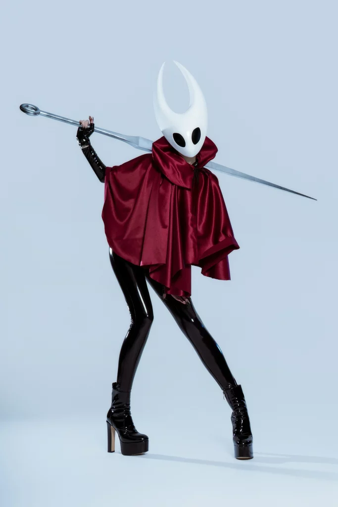 Косплей Hornet из Hollow Knight Silksong от Momo Cosplay