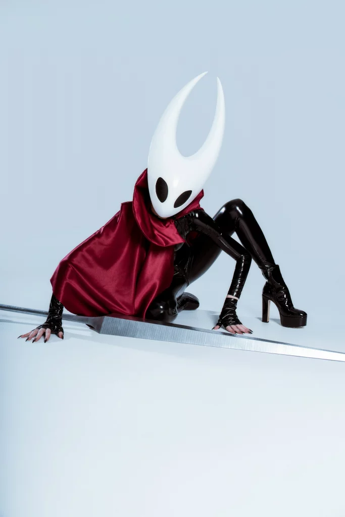 Косплей Hornet из Hollow Knight Silksong от Momo Cosplay