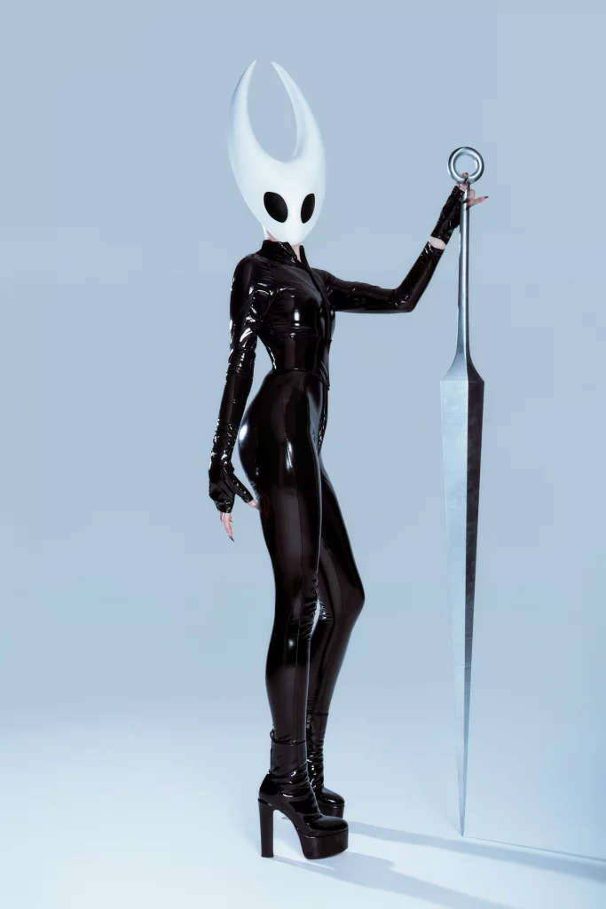 Косплей Hornet из Hollow Knight Silksong от Momo Cosplay