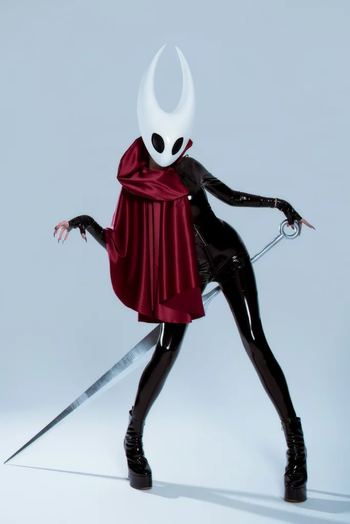 Косплей Hornet из Hollow Knight Silksong от Momo Cosplay