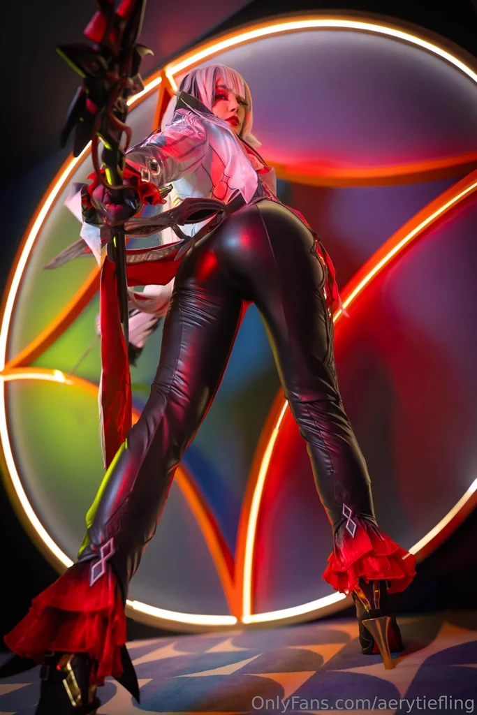 Косплей Arlecchino The Knave из Genshin Impact от Aery Tiefling