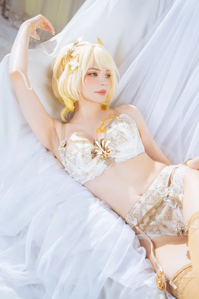 Косплей золотой ткачки Aglaea из Honkai Star Rail от PeachMilky