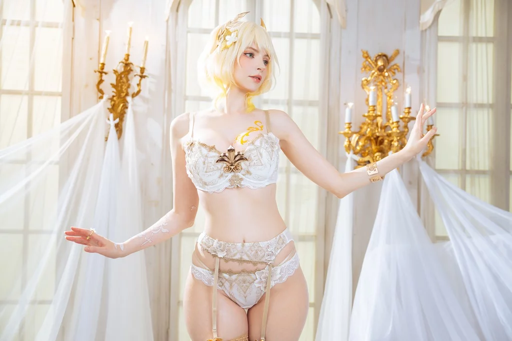 Косплей золотой ткачки Aglaea из Honkai Star Rail от PeachMilky
