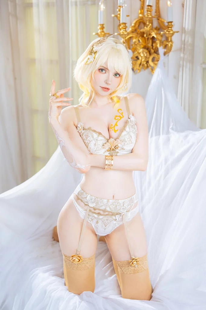 Косплей золотой ткачки Aglaea из Honkai Star Rail от PeachMilky