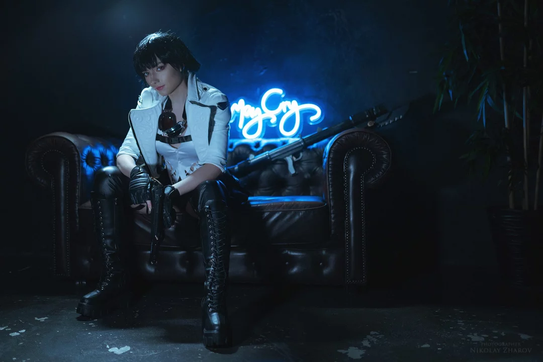 Отличный косплей охотницы на десонов Lady из Devil May Cry 5, в исполнении сладкой и горячей косплейщицы CarryKey.