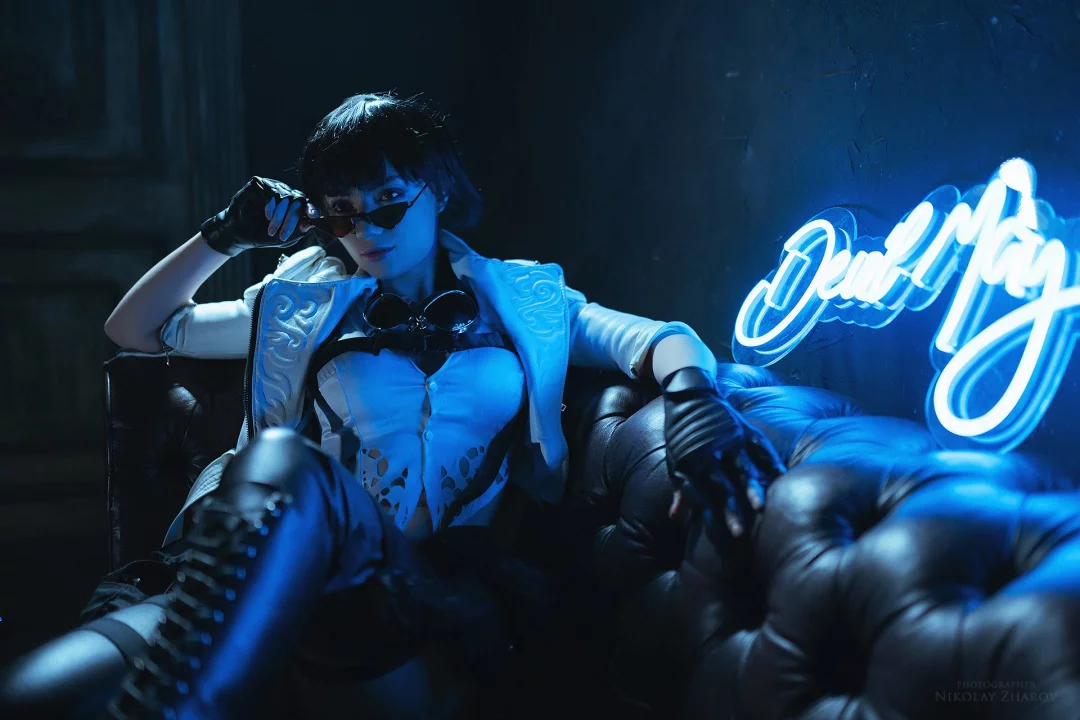 Отличный косплей охотницы на десонов Lady из Devil May Cry 5, в исполнении сладкой и горячей косплейщицы CarryKey.