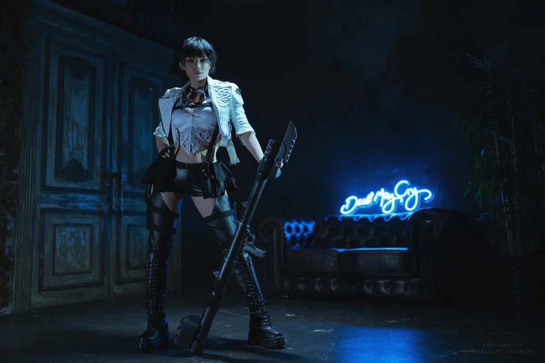 Отличный косплей охотницы на десонов Lady из Devil May Cry 5, в исполнении сладкой и горячей косплейщицы CarryKey.