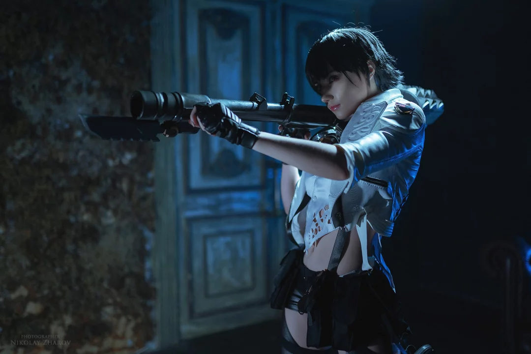 Отличный косплей охотницы на десонов Lady из Devil May Cry 5, в исполнении сладкой и горячей косплейщицы CarryKey.