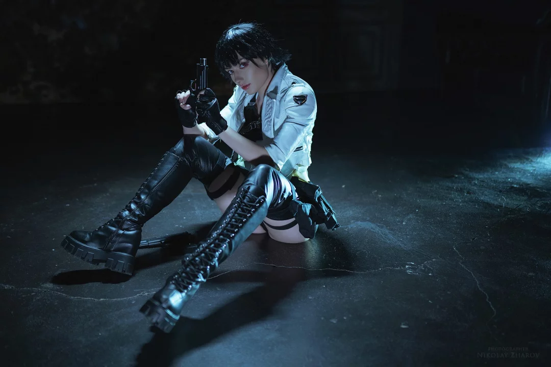 Отличный косплей охотницы на десонов Lady из Devil May Cry 5, в исполнении сладкой и горячей косплейщицы CarryKey.