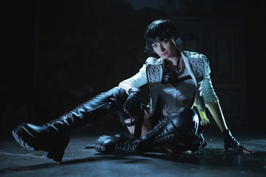 Отличный косплей охотницы на десонов Lady из Devil May Cry 5, в исполнении сладкой и горячей косплейщицы CarryKey.