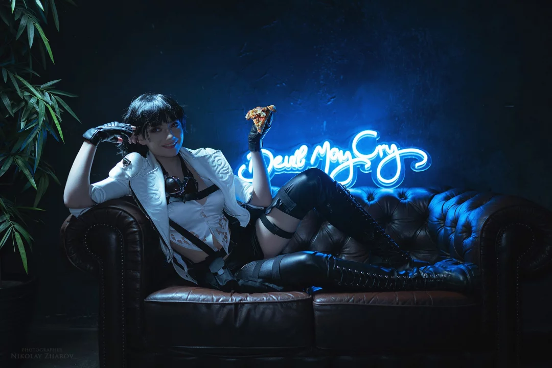 Отличный косплей охотницы на десонов Lady из Devil May Cry 5, в исполнении сладкой и горячей косплейщицы CarryKey.