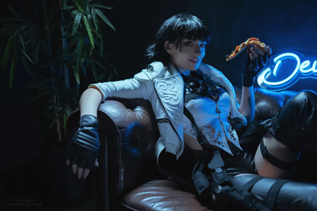 Отличный косплей охотницы на десонов Lady из Devil May Cry 5, в исполнении сладкой и горячей косплейщицы CarryKey.