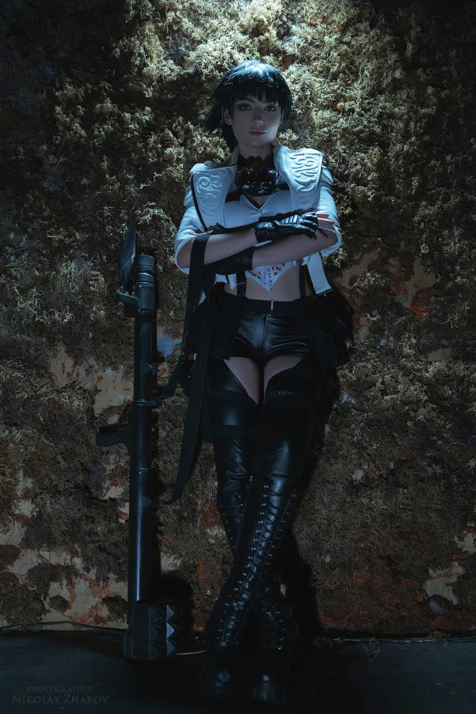 Отличный косплей охотницы на десонов Lady из Devil May Cry 5, в исполнении сладкой и горячей косплейщицы CarryKey.