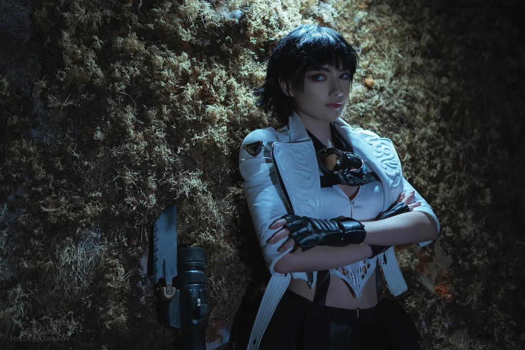Отличный косплей охотницы на десонов Lady из Devil May Cry 5, в исполнении сладкой и горячей косплейщицы CarryKey.