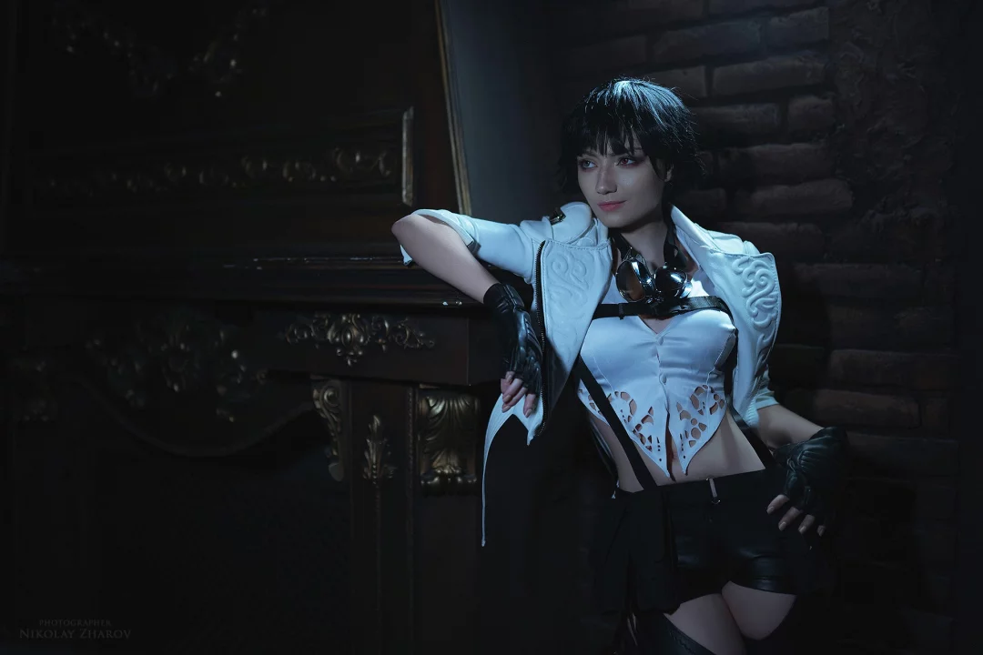 Отличный косплей охотницы на десонов Lady из Devil May Cry 5, в исполнении сладкой и горячей косплейщицы CarryKey.
