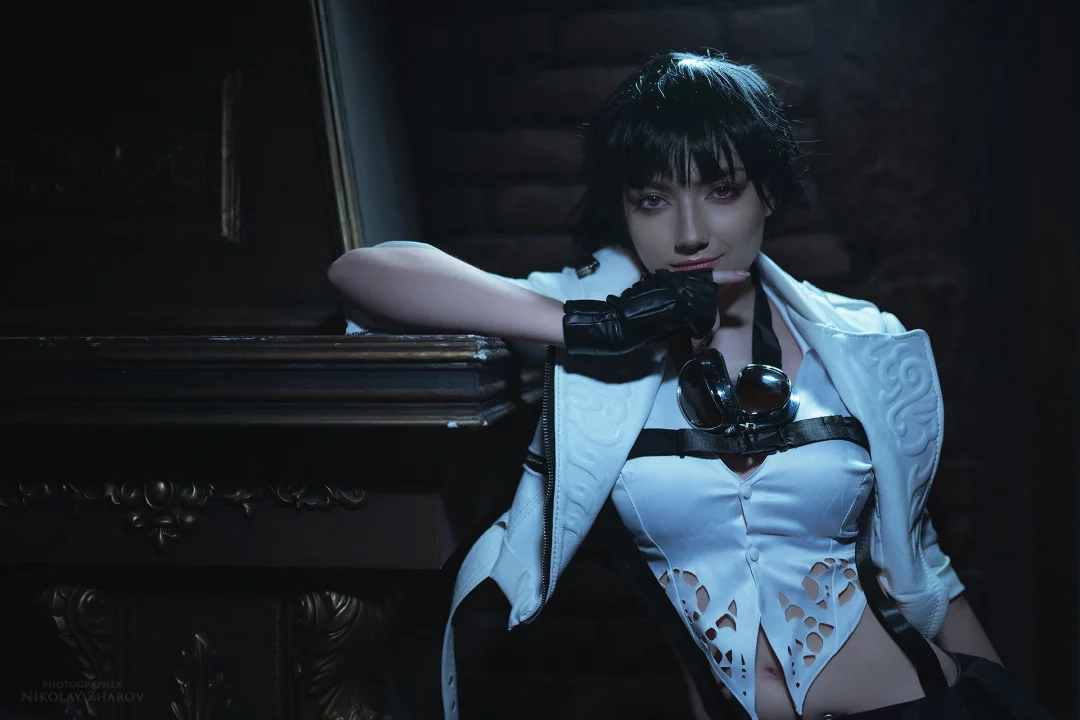 Отличный косплей охотницы на десонов Lady из Devil May Cry 5, в исполнении сладкой и горячей косплейщицы CarryKey.