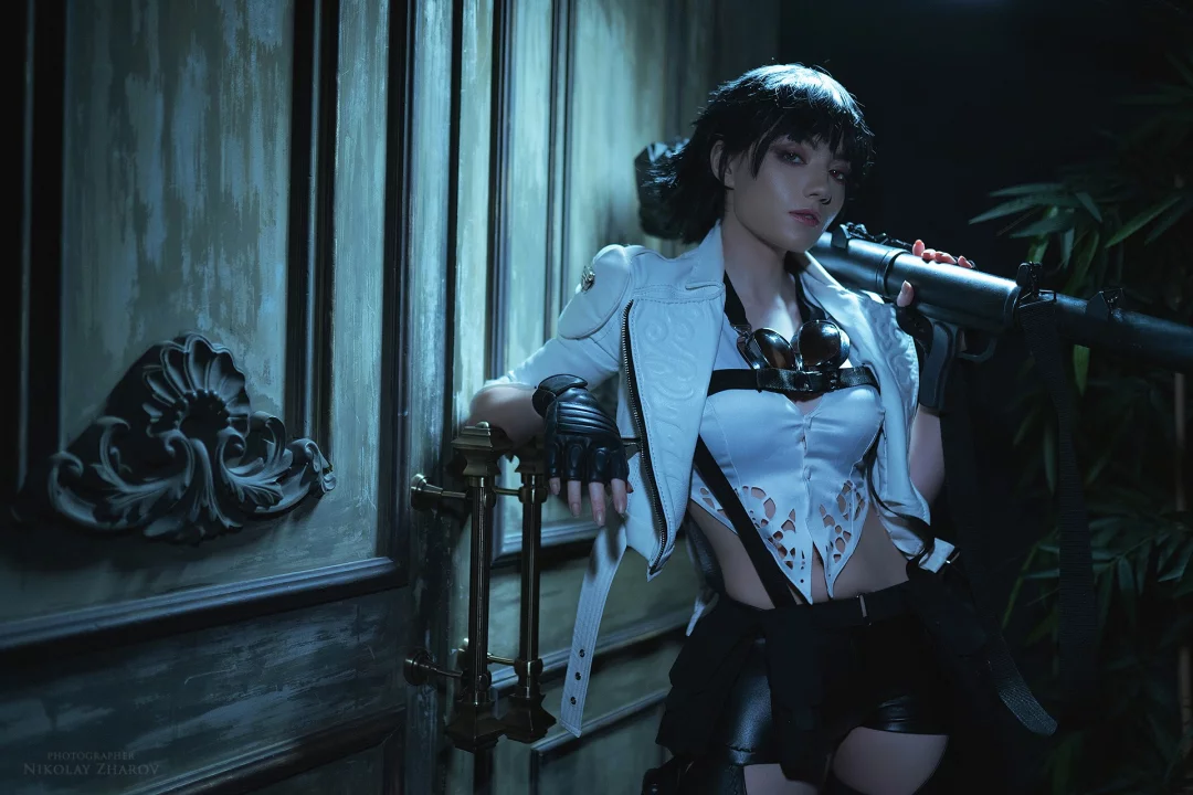 Отличный косплей охотницы на десонов Lady из Devil May Cry 5, в исполнении сладкой и горячей косплейщицы CarryKey.