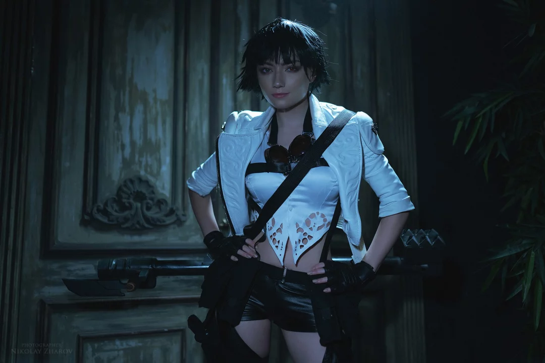 Отличный косплей охотницы на десонов Lady из Devil May Cry 5, в исполнении сладкой и горячей косплейщицы CarryKey.