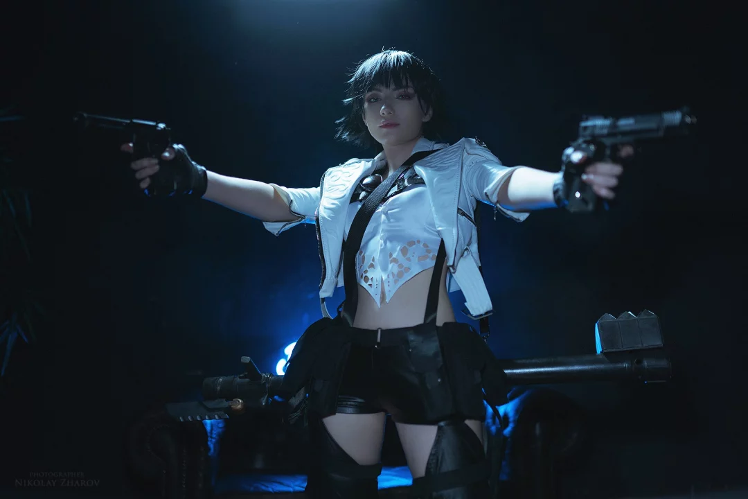 Отличный косплей охотницы на десонов Lady из Devil May Cry 5, в исполнении сладкой и горячей косплейщицы CarryKey.