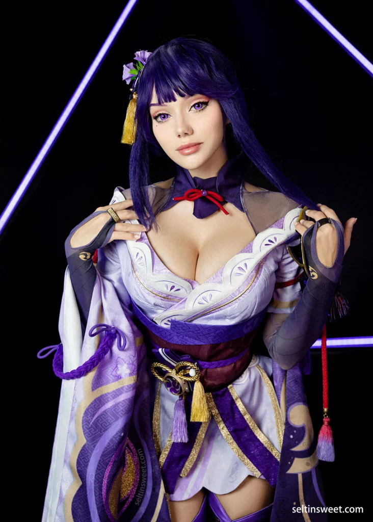 Косплей двусущной Raiden Shogun из Genshin Impact от Seltin Sweety