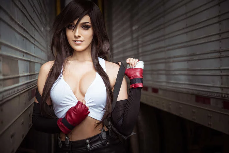 Косплей раздевающейся Tifa Lockhart из Final Fantasy VII от Vixence