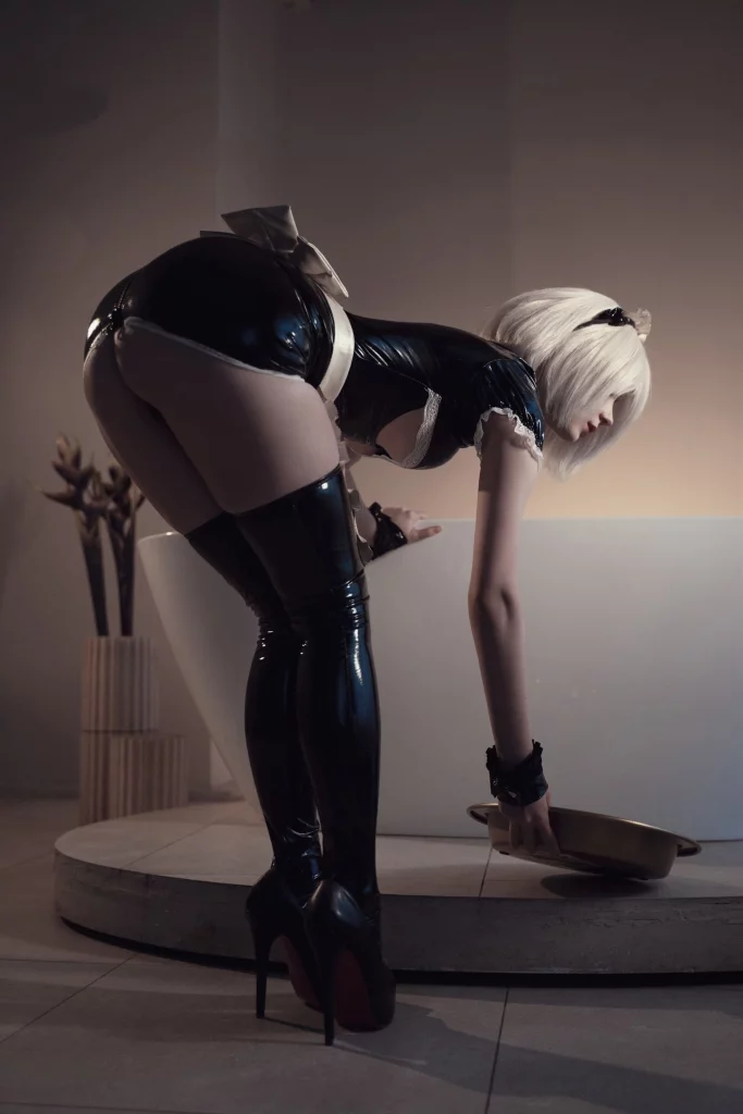 Косплей 2B в костюме горничной из NieR: Automata, от прелестной Miakanayuri (Mik Allen).