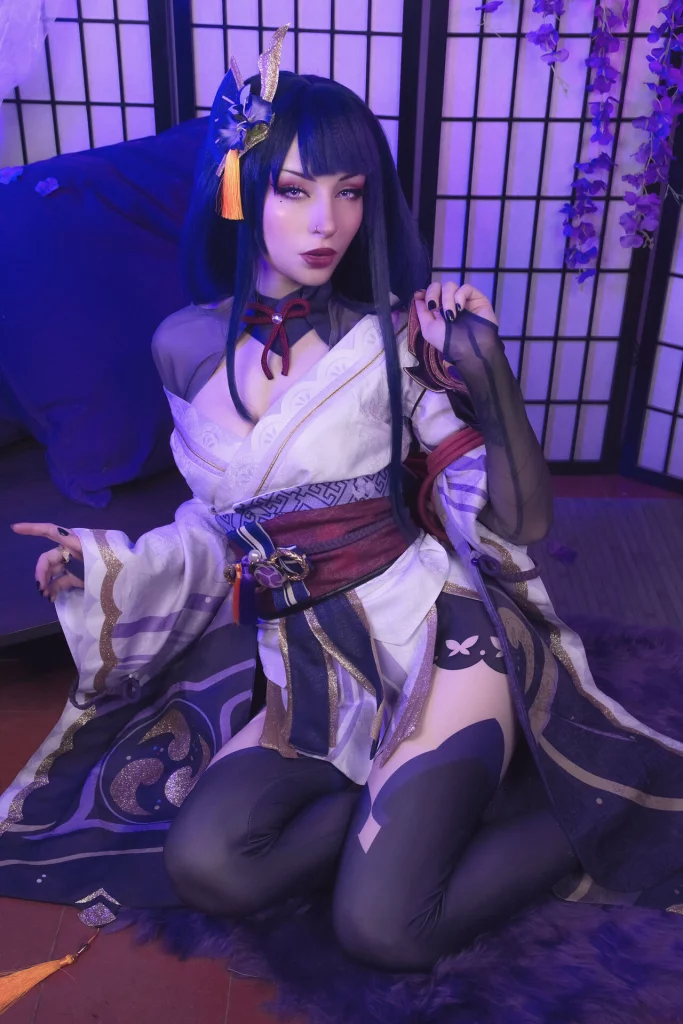 Косплей двусущественной Raiden Shogun из Genshin Impact от ShiroKitsune