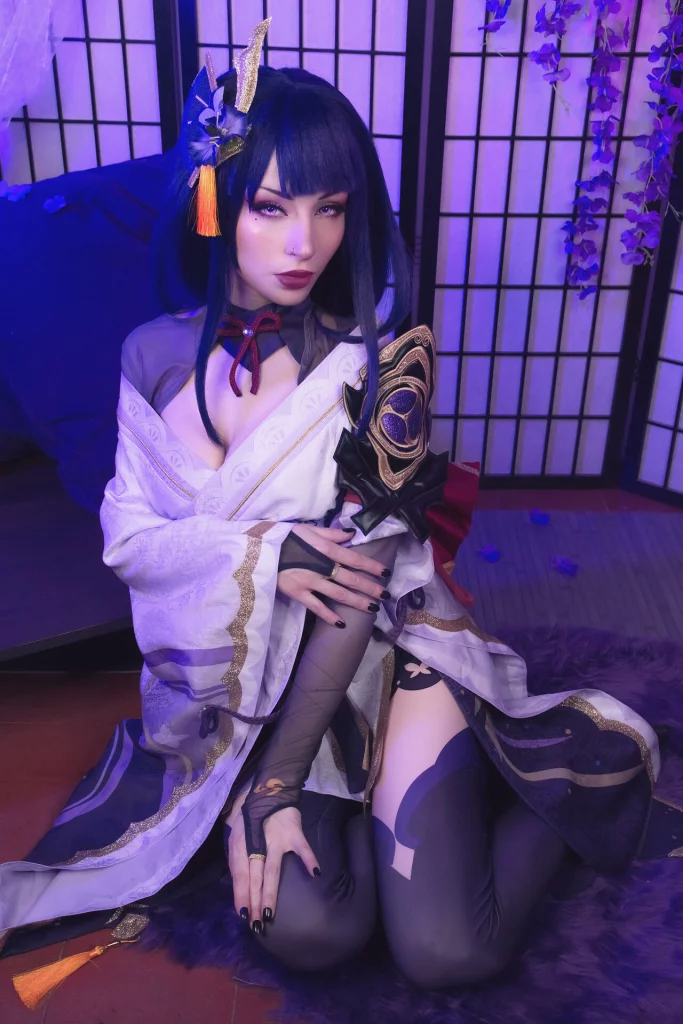 Косплей двусущественной Raiden Shogun из Genshin Impact от ShiroKitsune