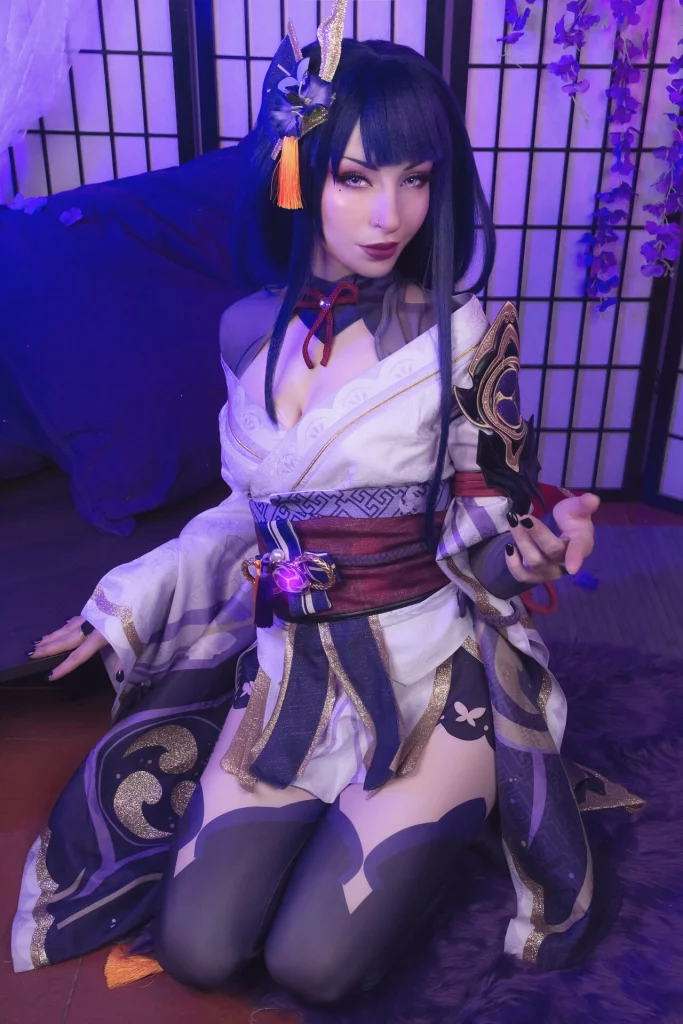 Косплей двусущественной Raiden Shogun из Genshin Impact от ShiroKitsune
