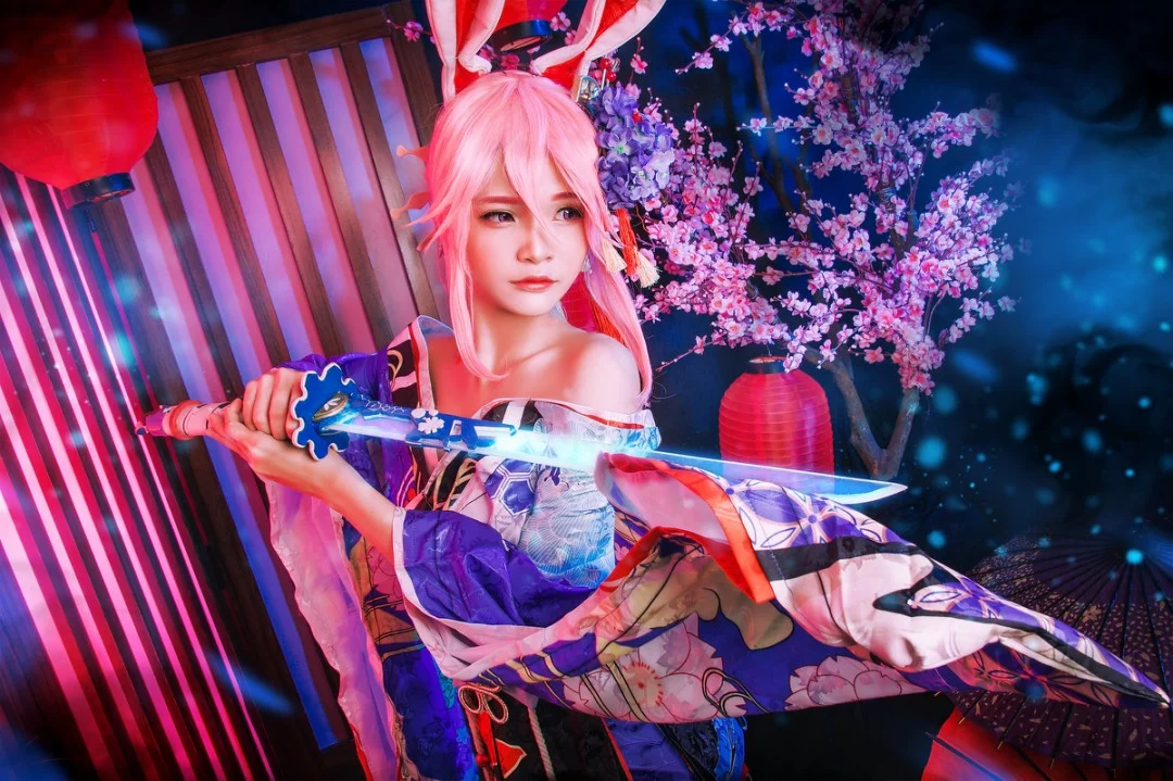 Косплей главной жрицы храма Yae Sakura из мобильной Honkai Star Rail от Azami