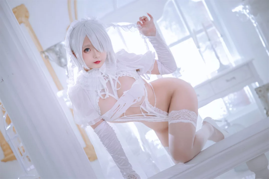 Косплей 2B в костюме пошлой невесты из NieR: Automata, в исполнении милой китайской косплеерши zhuimingyou (樱井小莜).