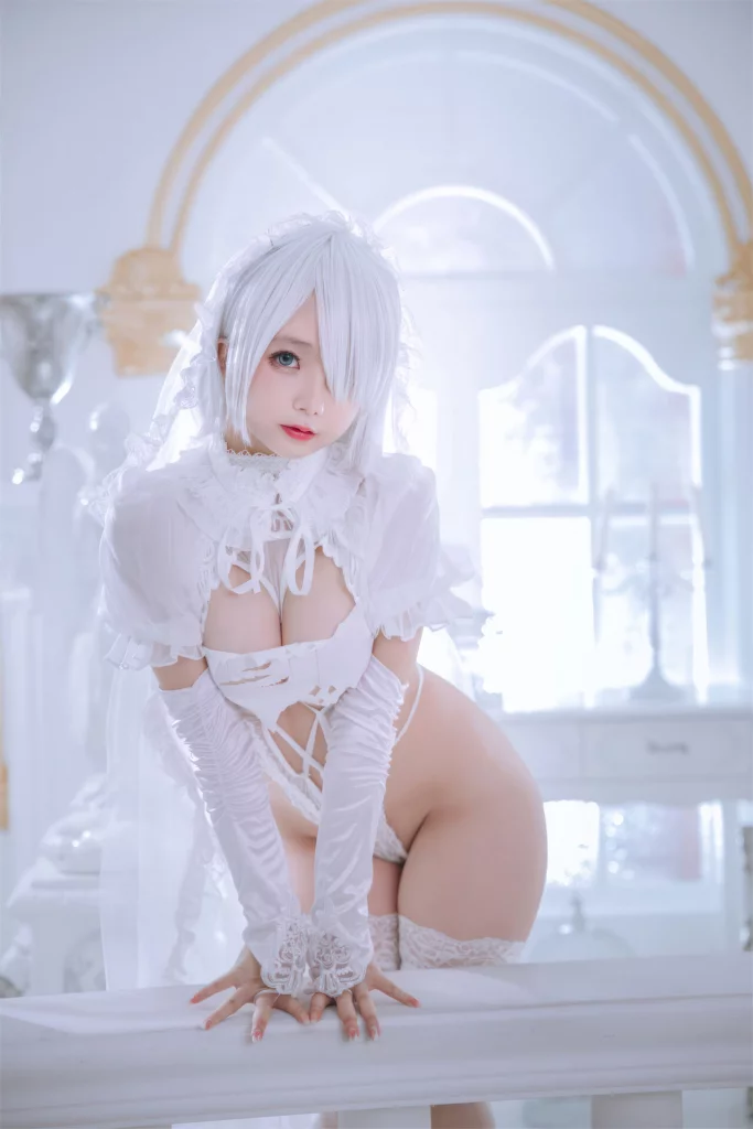 Косплей 2B в костюме пошлой невесты из NieR: Automata, в исполнении милой китайской косплеерши zhuimingyou (樱井小莜).