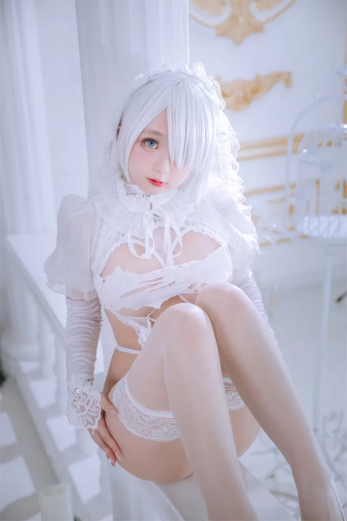 Косплей 2B в костюме пошлой невесты из NieR: Automata, в исполнении милой китайской косплеерши zhuimingyou (樱井小莜).