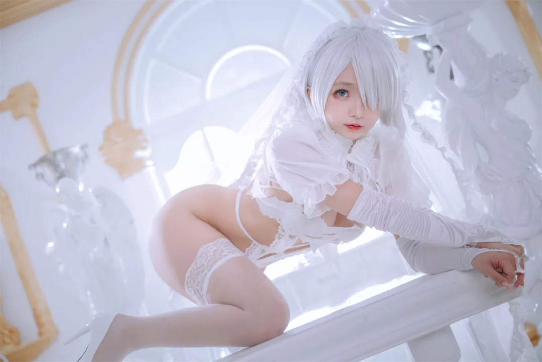 Косплей 2B в костюме пошлой невесты из NieR: Automata, в исполнении милой китайской косплеерши zhuimingyou (樱井小莜).