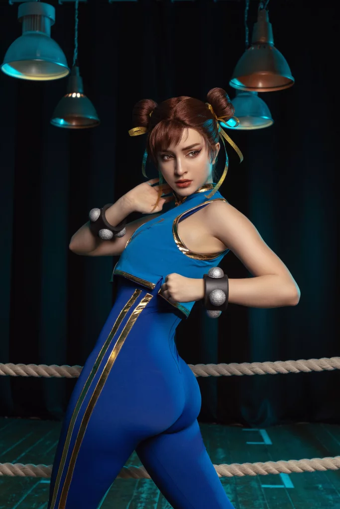 Косплей Chun Li раздевшейся в спортзале из серии Street Fighter от Hologana