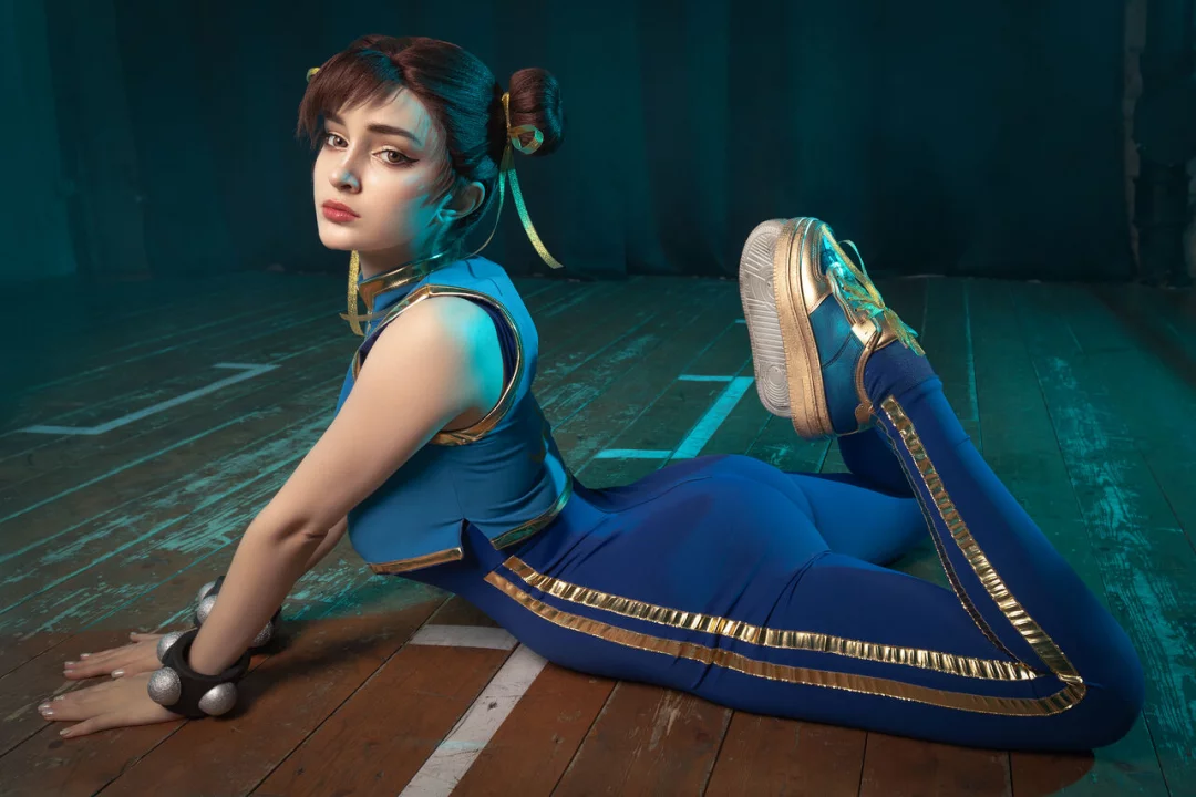 Косплей Chun Li раздевшейся в спортзале из серии Street Fighter от Hologana