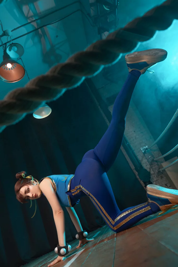Косплей Chun Li раздевшейся в спортзале из серии Street Fighter от Hologana