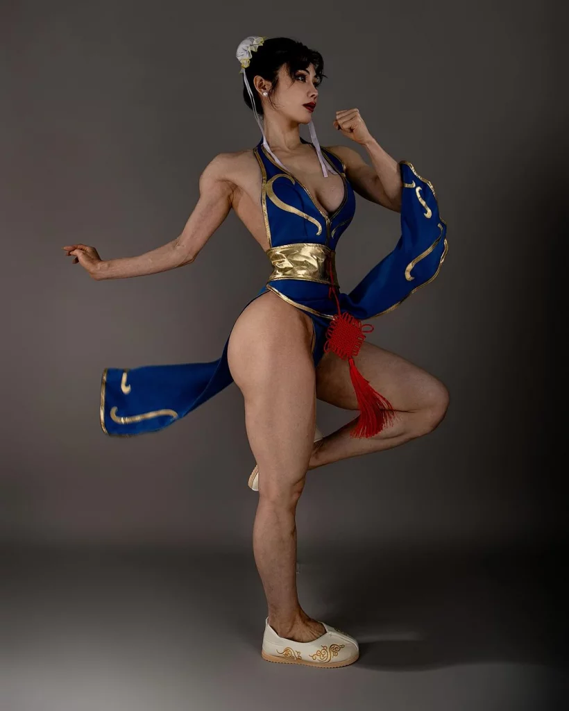 Косплей перекачанной Chun li из игр серии Street Fighter от Yuan Herong