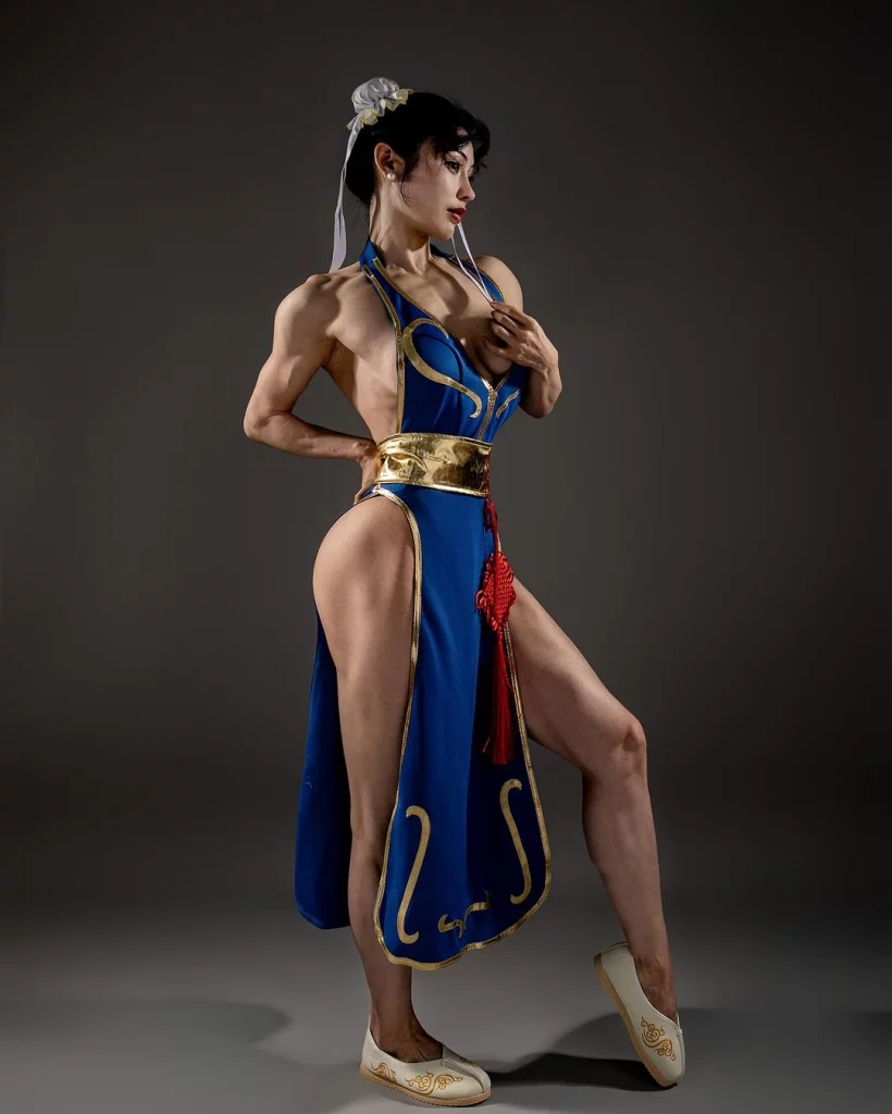 Косплей перекачанной Chun li из игр серии Street Fighter от Yuan Herong