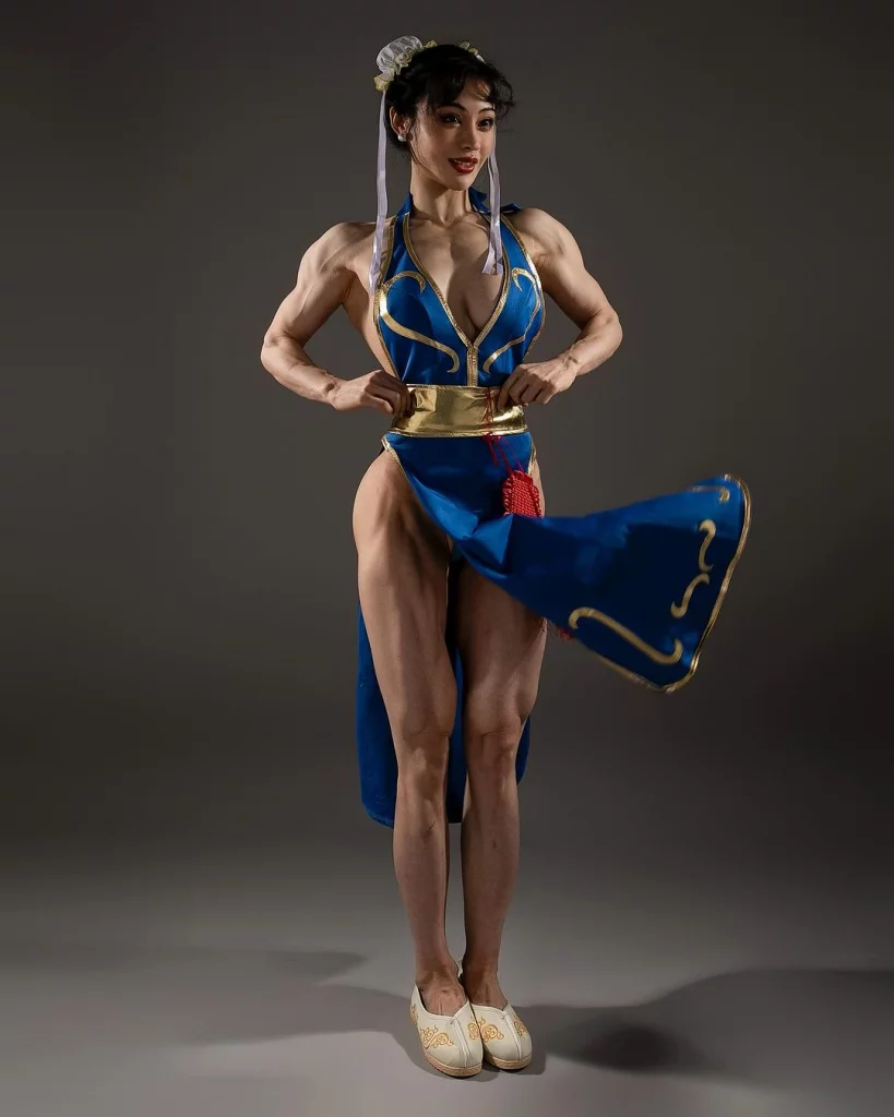 Косплей перекачанной Chun li из игр серии Street Fighter от Yuan Herong