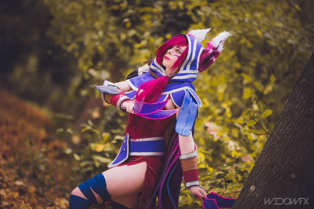 Милый косплей вастайской революционерки Xayah из League of Legends от ThanatosArts