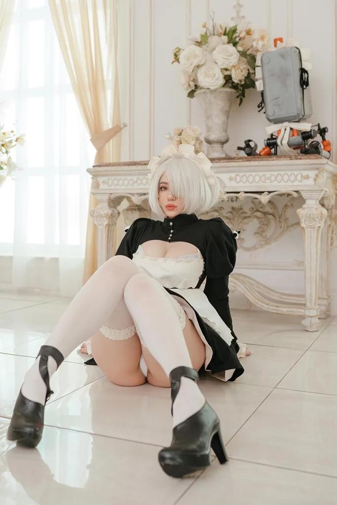 Косплей 2B в костюме горничной из NieR: Automata от Alina Becker