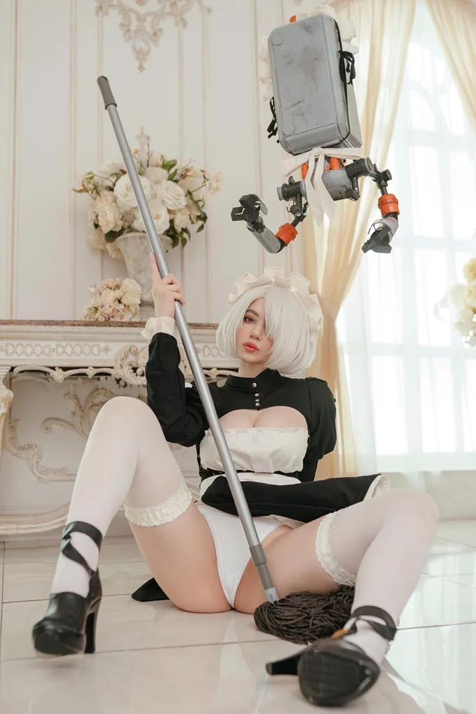 Косплей 2B в костюме горничной из NieR: Automata от Alina Becker