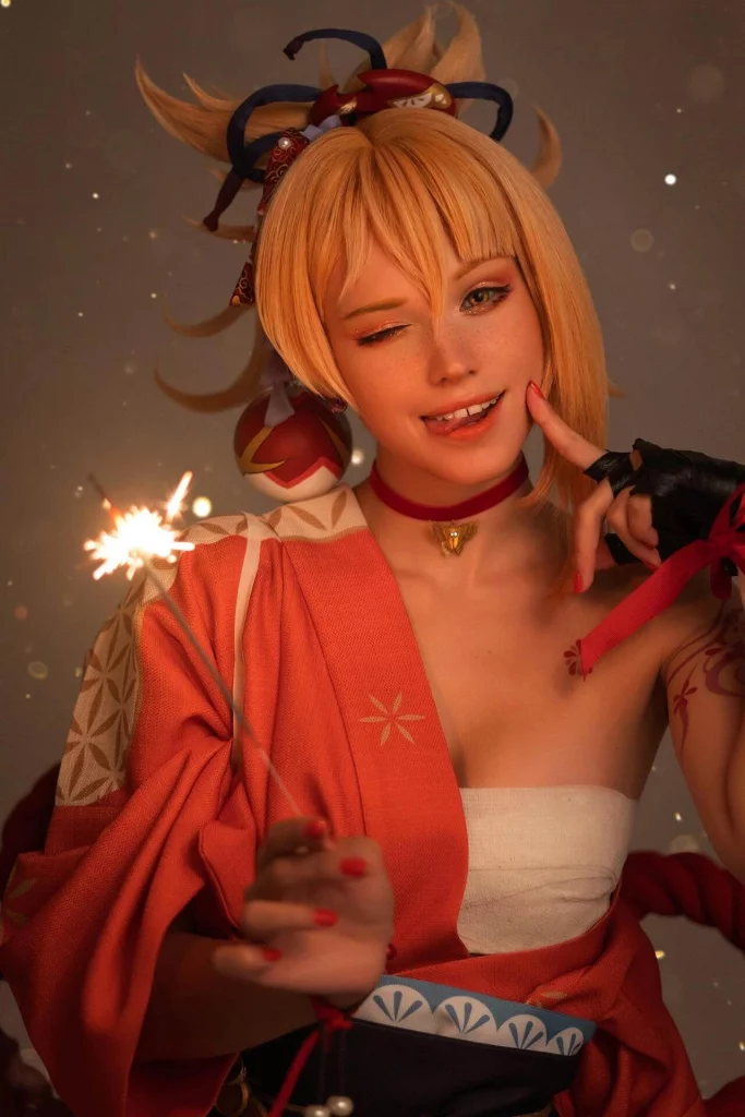 Косплей общительной Yoimiya из популярной Genshin Impact от Shirogane-sama