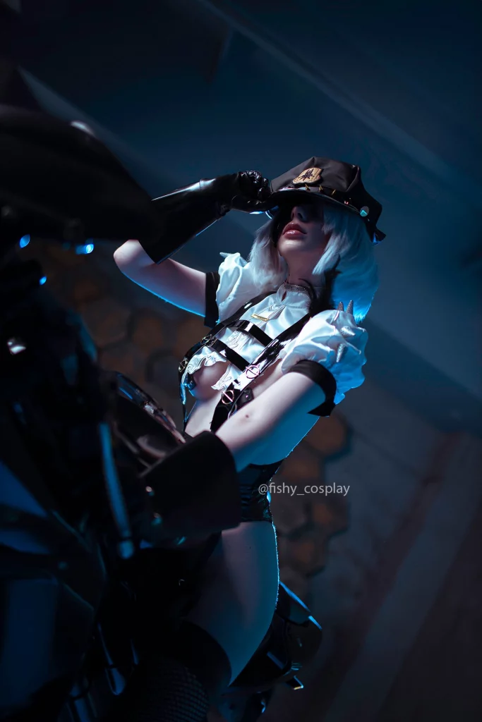 Косплей пошлой 2B в образе офицера из NieR: Automata от Fishy
