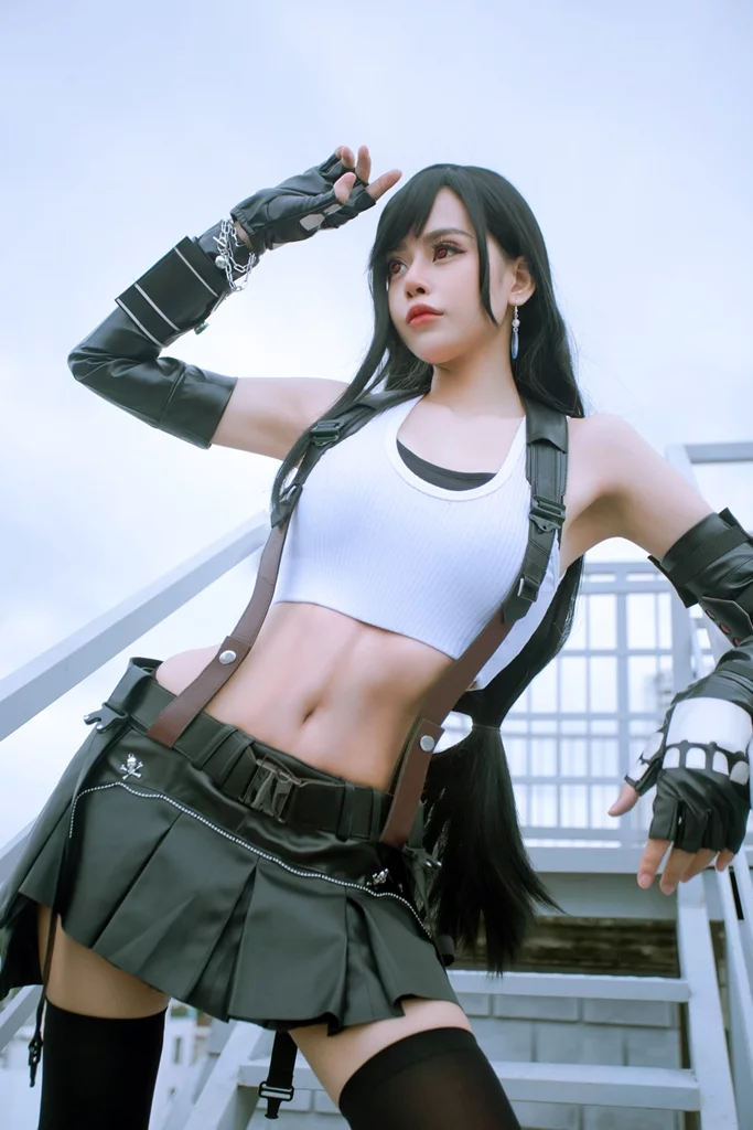 Косплей раздевшейся до гола Tifa Lockhart из Final Fantasy VII от Byoru