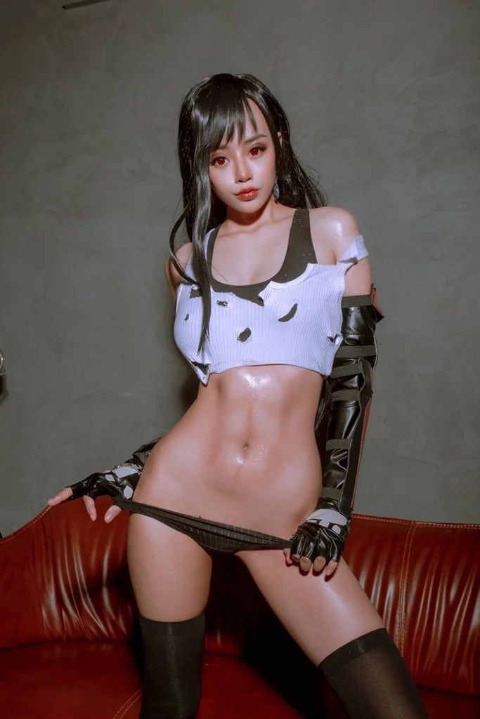 Косплей раздевшейся до гола Tifa Lockhart из Final Fantasy VII от Byoru