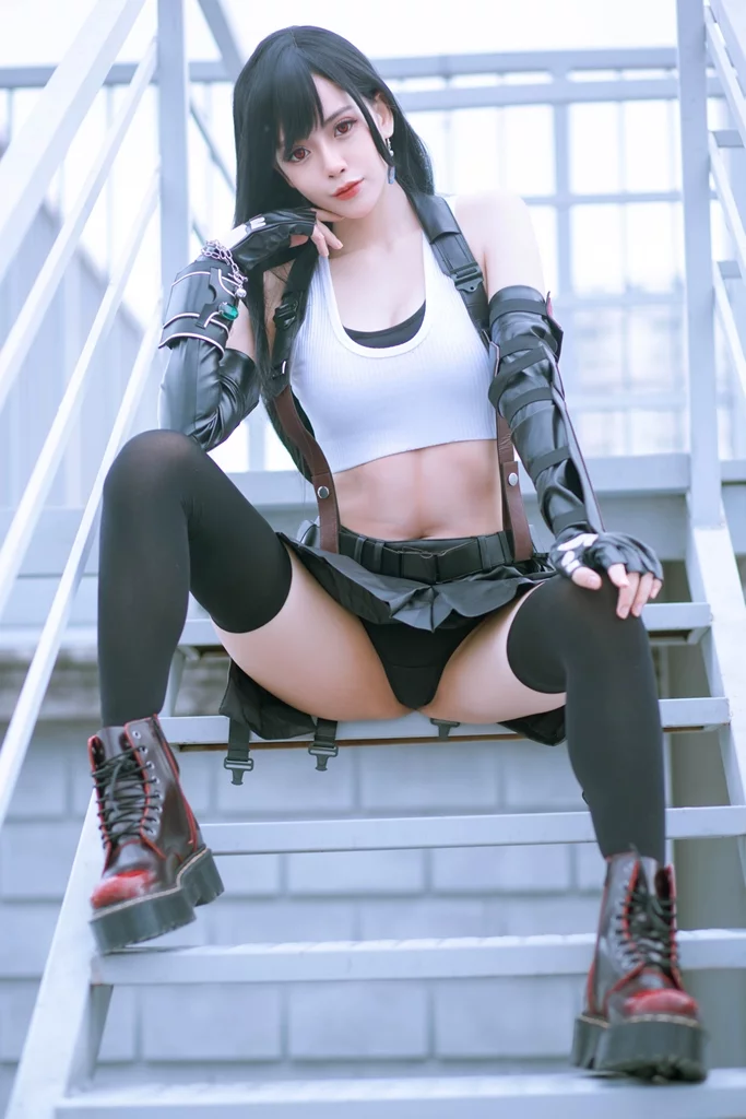 Косплей раздевшейся до гола Tifa Lockhart из Final Fantasy VII от Byoru